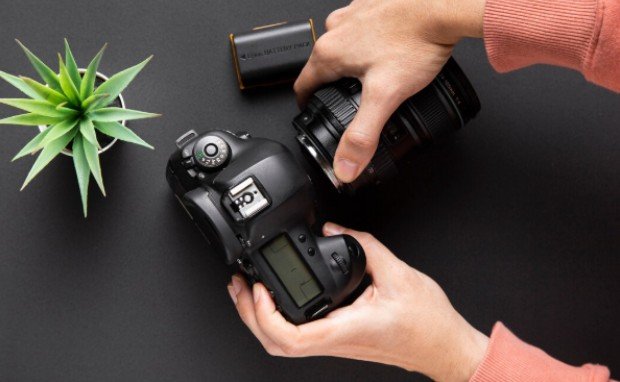 DSLR vs Mirrorless Camera Gear - Which One Wins